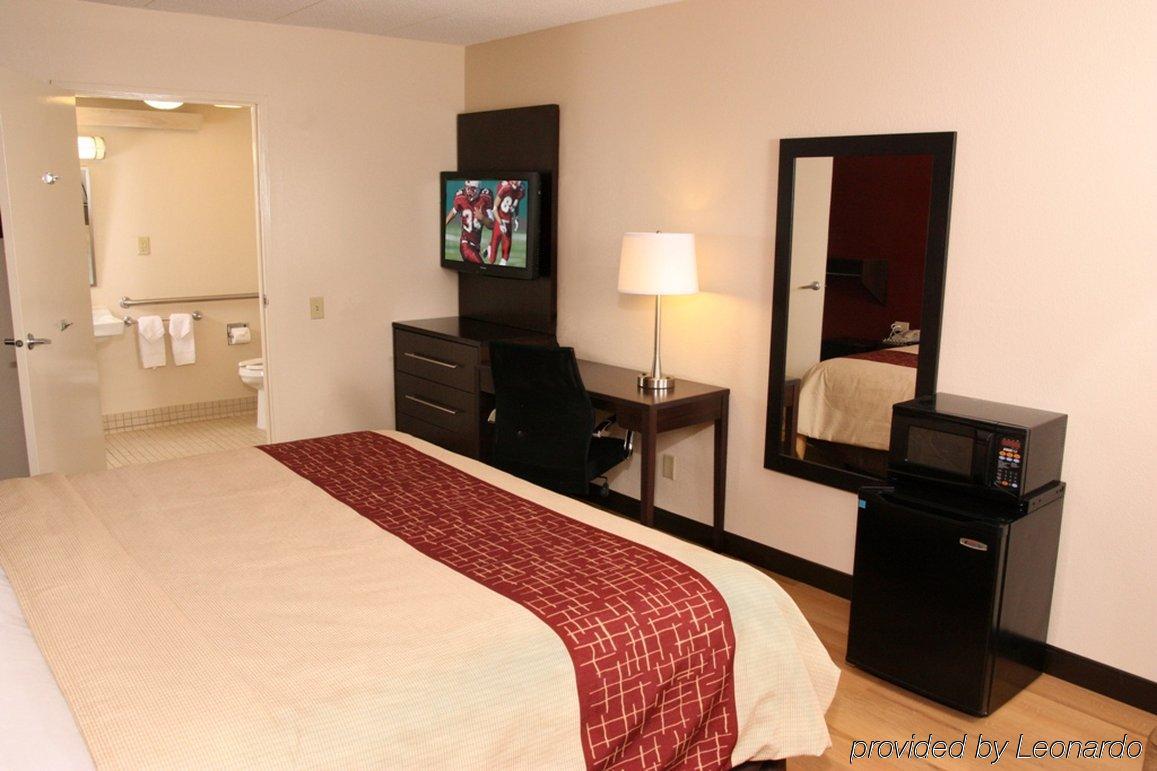 Red Roof Inn Plus+ St. Louis - Forest Park / Hampton Ave. Room photo