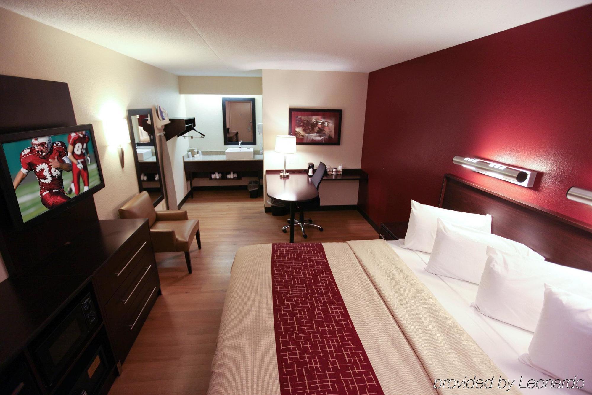 Red Roof Inn Plus+ St. Louis - Forest Park / Hampton Ave. Room photo
